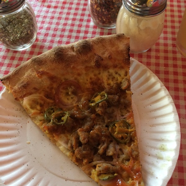 Photo prise au Finelli New York Pizzeria par Sarah W. le9/6/2015