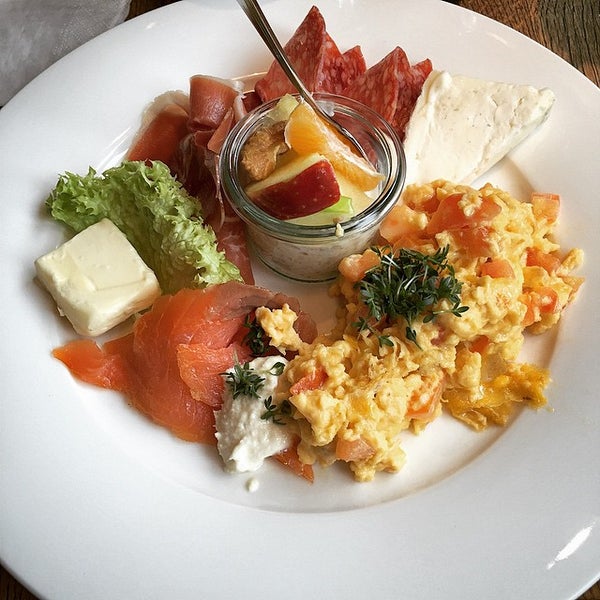 Ideal for a healthy but filling breakfast, many dishes consist of fresh fruit, cold meats and more. They offer freshly pressed orange juice or even a glass of prosecco if it takes your fancy.