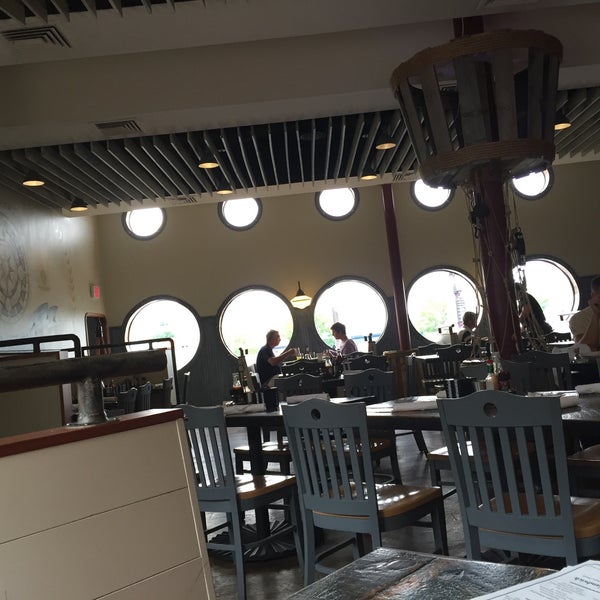 Das Foto wurde bei Captain James Landing - Restaurant and Crab House von Nhu H. am 9/19/2015 aufgenommen