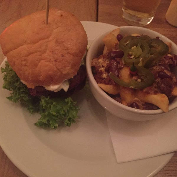 Foto scattata a Ruff&#39;s Burger da Tobi V. il 12/22/2015