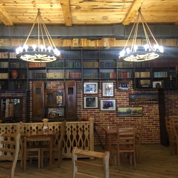 Foto tirada no(a) Old Erivan Restaurant Complex por mona em 7/5/2016