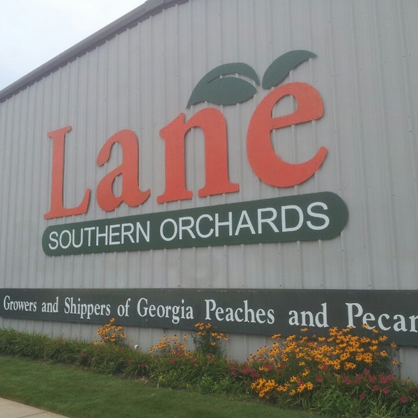Foto scattata a Lane Southern Orchards da Rachael H. il 5/20/2013