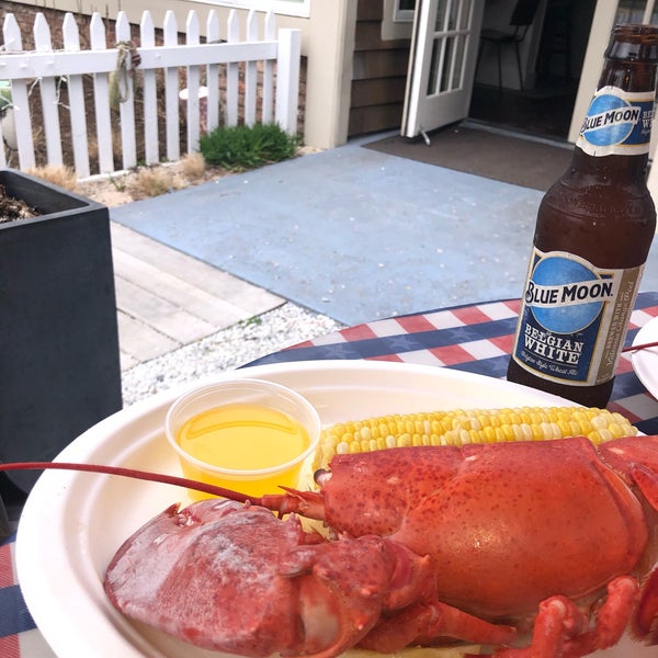Great spot for a blue moon, steamed lobster, and corn. Lovely outdoor seating!