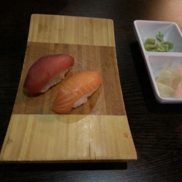 10/19/2013にEsther D.がKami Sushiで撮った写真