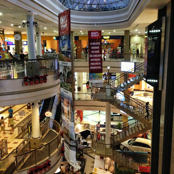 Das Foto wurde bei Shopping Del Paseo von Haroldo F. am 4/18/2013 aufgenommen