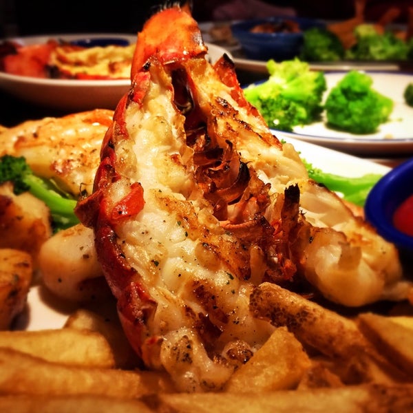 Photo taken at Red Lobster by Haroldo F. on 10/14/2014