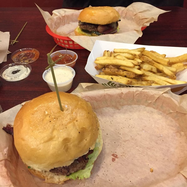 Foto tirada no(a) Bingo Burger por Catherine C. em 4/14/2018