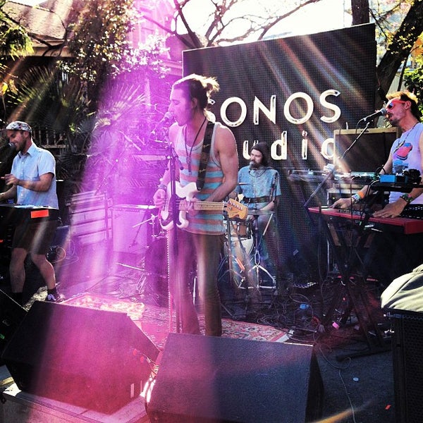 รูปภาพถ่ายที่ Sonos Studio @ SXSW โดย Thomas M. เมื่อ 3/15/2013