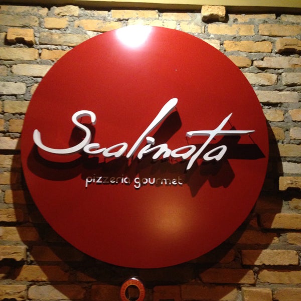 Снимок сделан в Scalinata Pizzeria Gourmet пользователем Carlos H. 2/18/2015