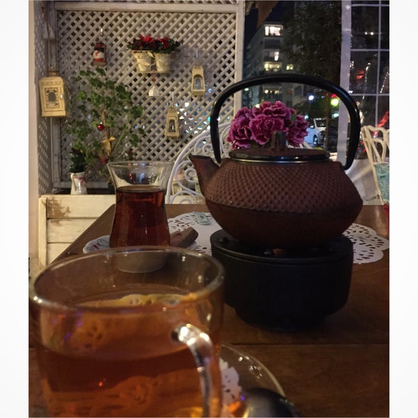 รูปภาพถ่ายที่ Tea &amp; Pot โดย Cansu เมื่อ 1/20/2015