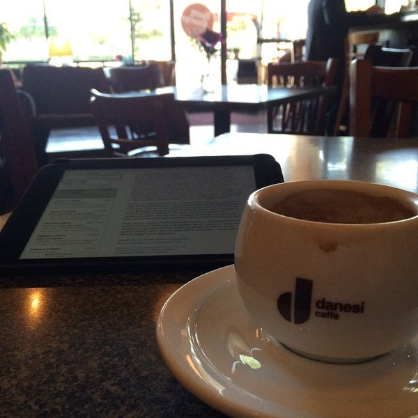 8/12/2014 tarihinde Eliot L.ziyaretçi tarafından Buon Giorno Coffee'de çekilen fotoğraf