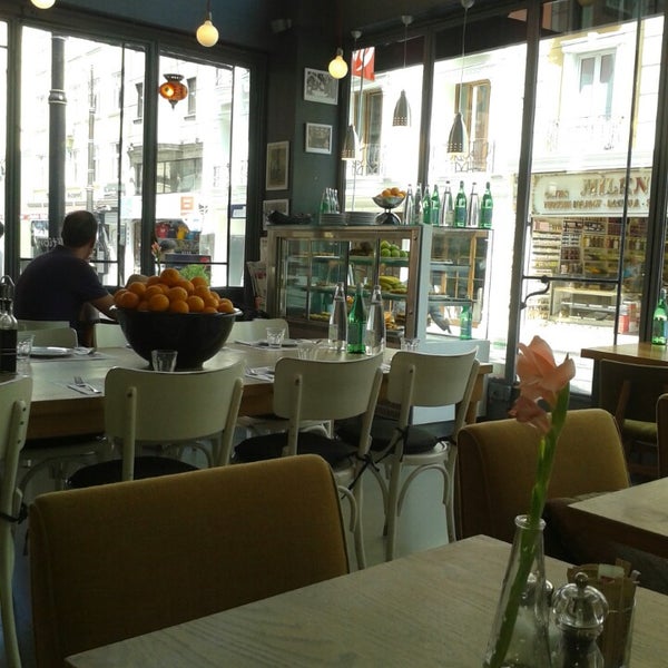 Das Foto wurde bei Faros Restaurant Sirkeci von Serkan U. am 8/29/2013 aufgenommen