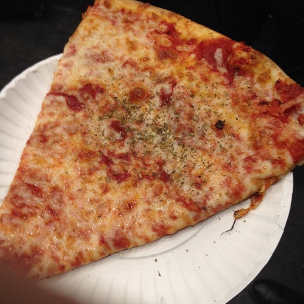 Снимок сделан в New York Pizza - Theater District пользователем Susie E. 3/15/2014