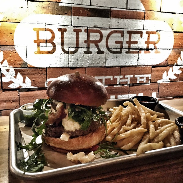 7/16/2015 tarihinde Roberto G.ziyaretçi tarafından Mustard&#39;s Burger Shop &amp; Grill'de çekilen fotoğraf