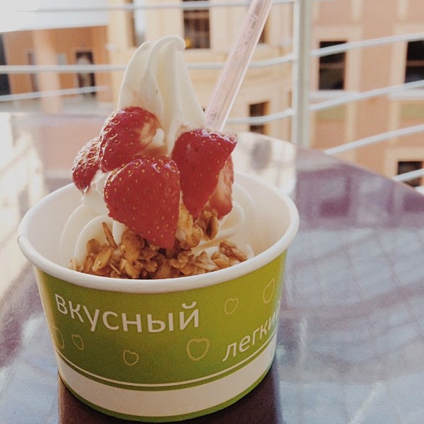 รูปภาพถ่ายที่ YOGU кафе, натуральный замороженный йогурт โดย Tasha🐻 เมื่อ 8/27/2013