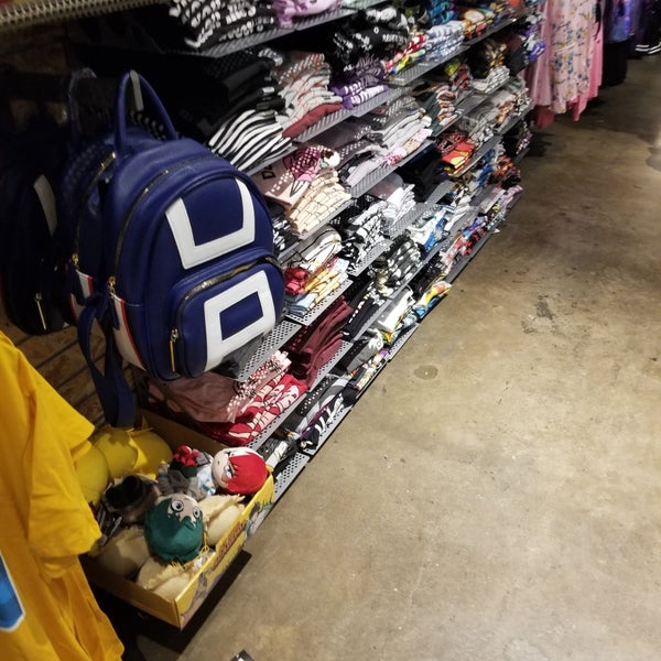 hot topic clothing store near me hot topic clothing store near me