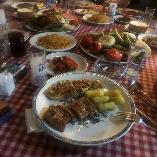 Das Foto wurde bei Bahçem Et &amp; Mangal Kırbahçesi von 👑V O L K A N👑 am 12/7/2019 aufgenommen