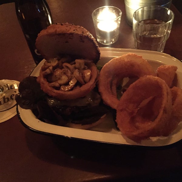 Burger and home made onion rings were so delicios. It’s a -must eat- in the city. I’ve tried the Cosmo Twist coctail, it was also so good.