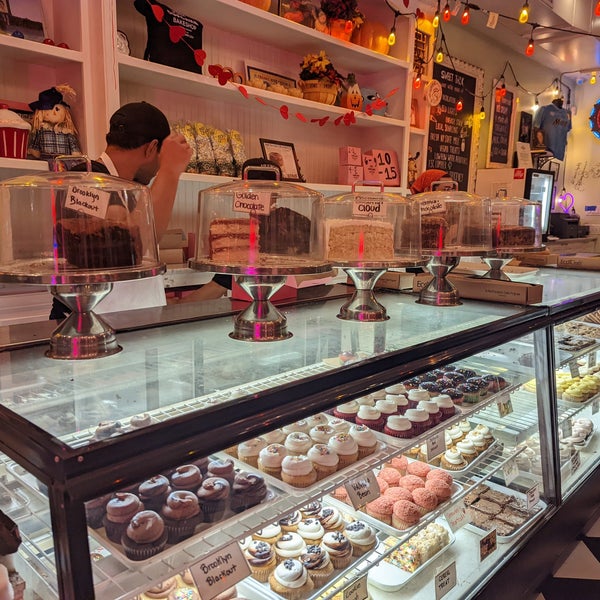 Photo taken at Little Cupcake Bakeshop by Amanda on 9/8/2022