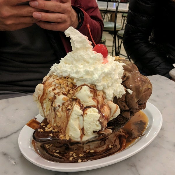 Foto tirada no(a) Fentons Creamery &amp; Restaurant por Amanda em 12/12/2019