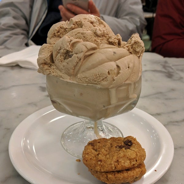 Foto scattata a Fentons Creamery &amp; Restaurant da Amanda il 12/12/2019