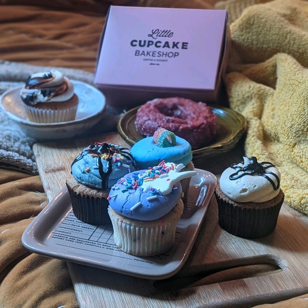 Photo prise au Little Cupcake Bakeshop par Amanda le7/2/2021