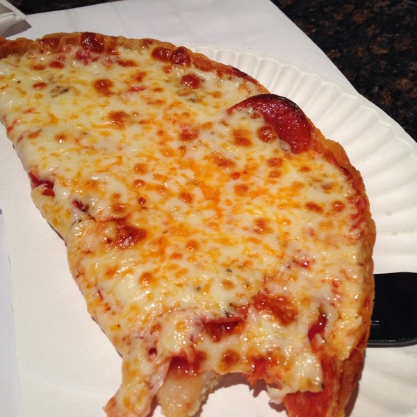 Foto diambil di Pizano&#39;s Pizza &amp; Pasta oleh B B. pada 3/28/2014