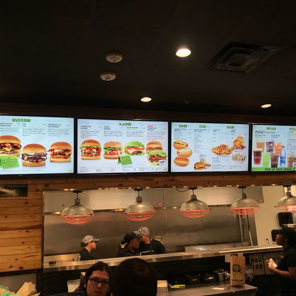 Foto tomada en BurgerFi  por Pedro S. el 3/10/2018