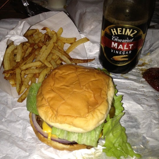 Foto tirada no(a) Hat Creek Burger Co. por Motts D. em 12/1/2012