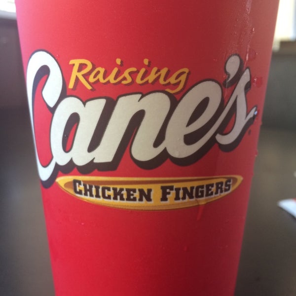 Foto tirada no(a) Raising Cane&#39;s Chicken Fingers por Motts D. em 8/24/2014