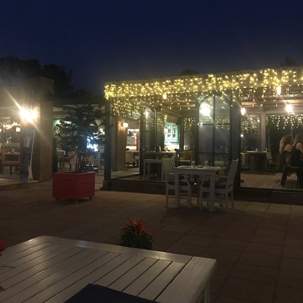 Foto diambil di Denizatı Restaurant &amp; Bar oleh TUBA H. pada 7/28/2020