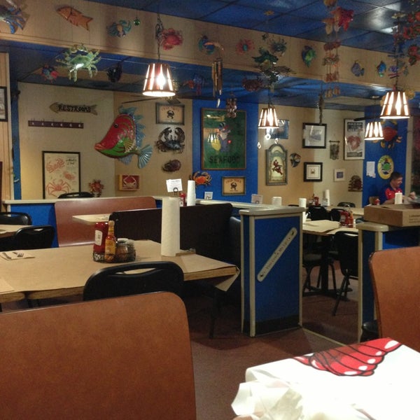 Foto scattata a Blue Claw Seafood &amp; Crab Eatery da Joel A. il 4/9/2013