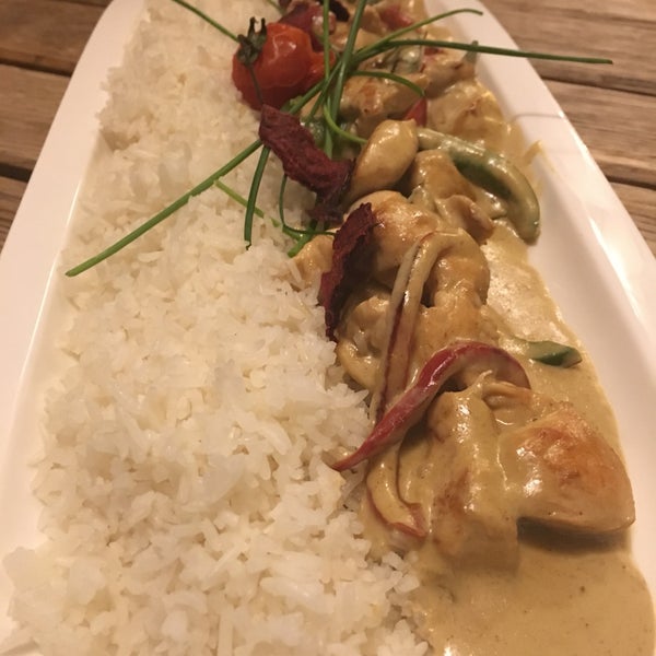 Cozy and quaint restaurant with a nice menu and tasty food. Get the Green Curry...it was an amazing dish son. You won’t go wrong with this plate 👍🏽