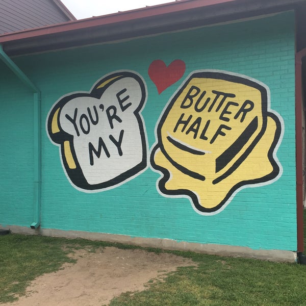 รูปภาพถ่ายที่ You&#39;re My Butter Half (2013) mural by John Rockwell and the Creative Suitcase team โดย Jason B. เมื่อ 4/8/2016