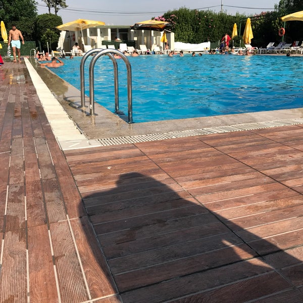 Foto tirada no(a) Pelikan Otel Yüzme Havuzu por Burak A. em 8/6/2017