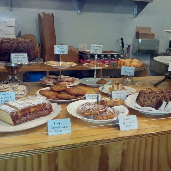 Photo prise au Semi Sweet Bakery par L T. le2/27/2013