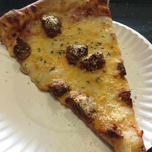 Снимок сделан в Gino &amp; Joe&#39;s Famous NY Pizza пользователем Gregg P. 6/9/2016
