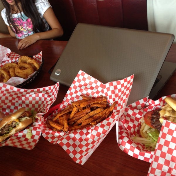 7/17/2013 tarihinde Tabatha C.ziyaretçi tarafından Chop House Burgers'de çekilen fotoğraf
