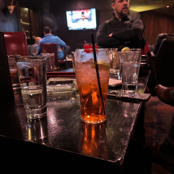 Foto tirada no(a) Nicky Blaine&#39;s Cocktail Lounge por James B. em 11/15/2022