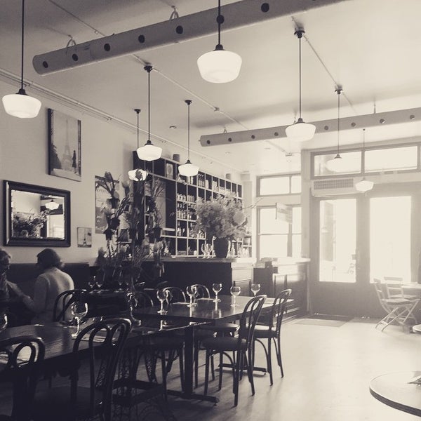 Foto tirada no(a) Paris Crepes Cafe por Lori N. em 3/5/2015