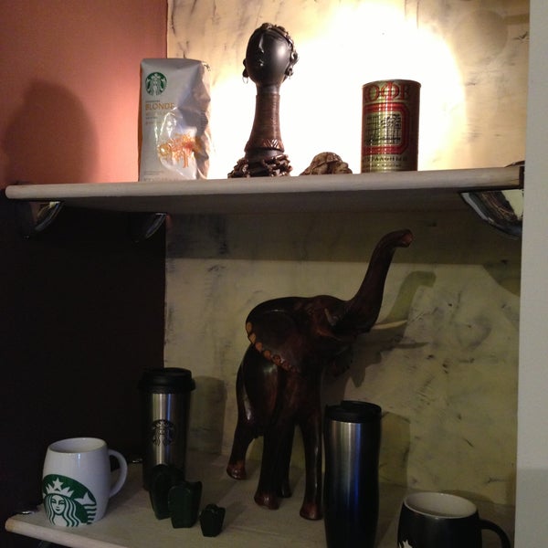 Все кто молится на Starbucks - тут продаются все оригинальные сувениры (чашки, термосы и др.). Шесть столиков, мило и уютно. Пароль к Wi-Fi - coffee?Yes