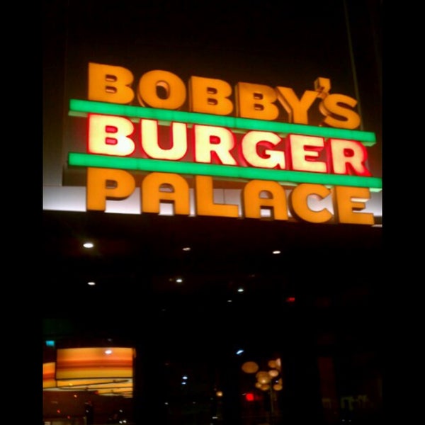 รูปภาพถ่ายที่ Bobby&#39;s Burger Palace โดย Chris F. เมื่อ 10/26/2016