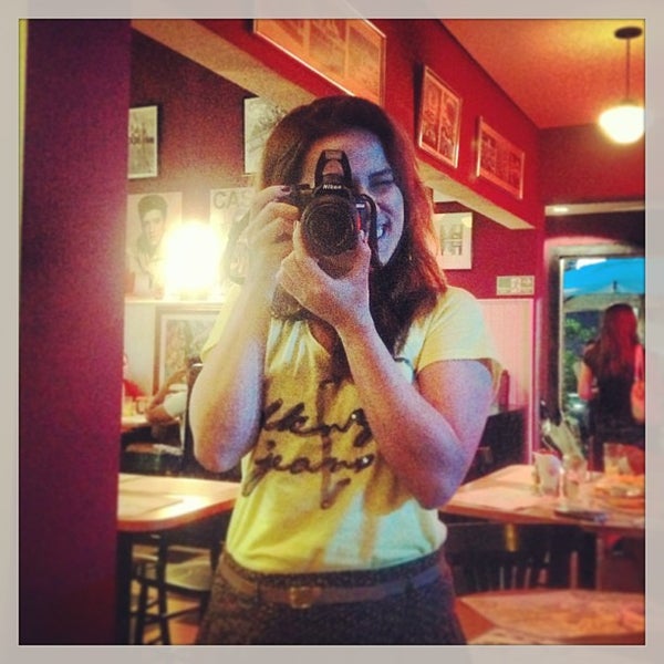 2/17/2013 tarihinde Amanda V.ziyaretçi tarafından Peggy&#39;s American Bar'de çekilen fotoğraf