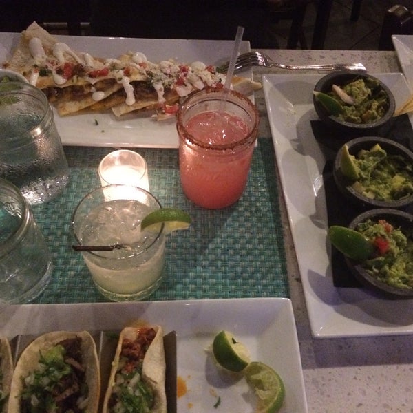 Foto diambil di Carta Azul Taqueria &amp; Ceviche Bar oleh Aylin E. pada 9/10/2015