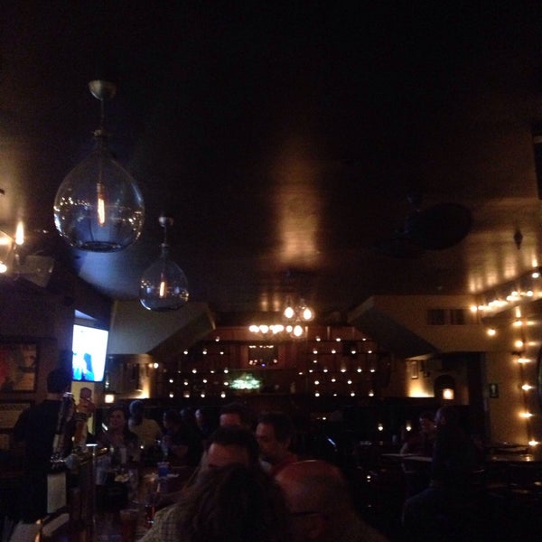 Das Foto wurde bei The Uptown Restaurant &amp; Bar von Martin J. am 9/14/2015 aufgenommen