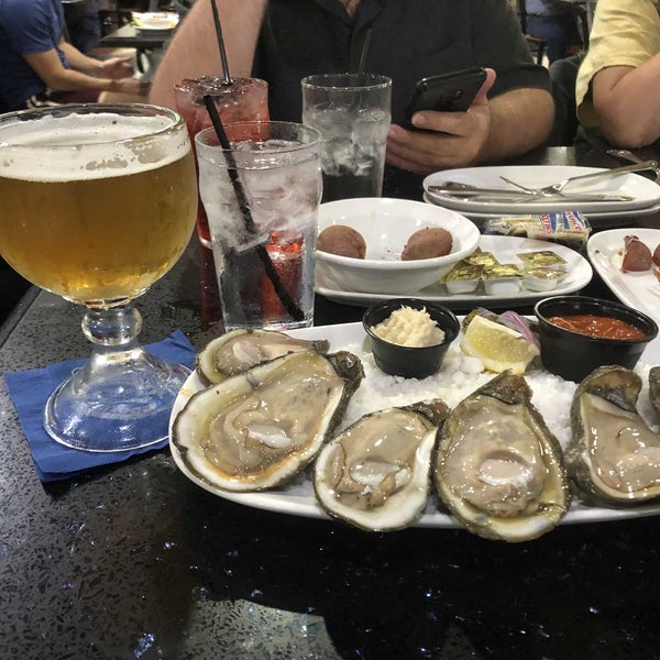Снимок сделан в Deanie&#39;s Seafood Restaurant in the French Quarter пользователем Jen O. 10/22/2021
