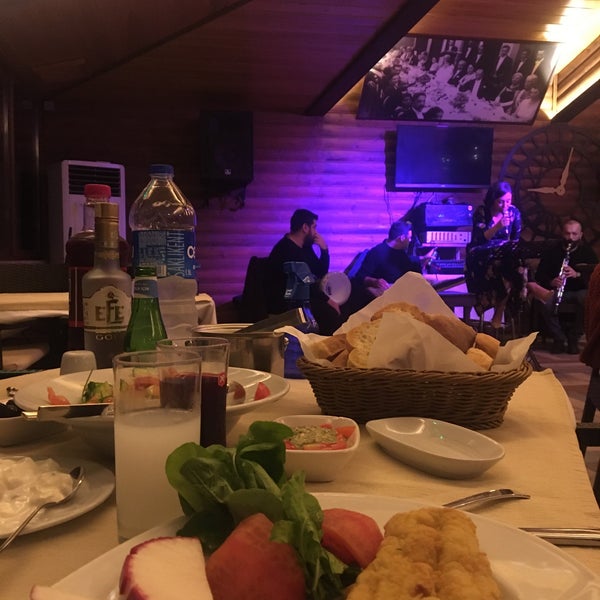 Das Foto wurde bei Körfez Aşiyan Restaurant von Kraliçe am 12/12/2021 aufgenommen