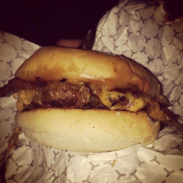 รูปภาพถ่ายที่ Burger Brats โดย Jaimmie R. เมื่อ 5/30/2013