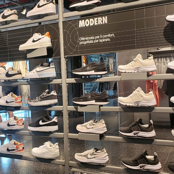 Ambiente Agacharse Picasso Nike Store - Esquilino - 3 tips de 596 visitantes