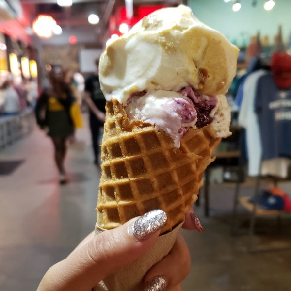 Снимок сделан в Jeni&#39;s Splendid Ice Creams пользователем Dixie 10/13/2019